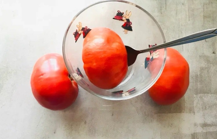 Быстро чистим томаты.