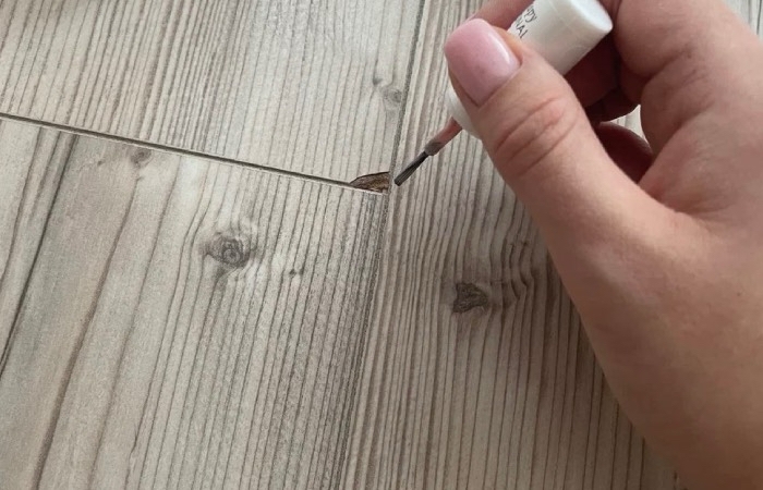 Лак для ногтей отлично замаскирует трещины.