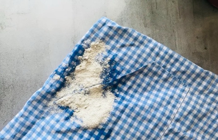 Рисовая мука спасет ваш наряд.