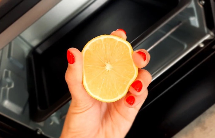 Лимон поможет быстро почистить духовку.
