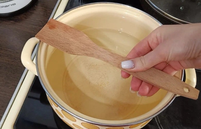 Деревянная ложка спасет от мытья плиты. Деревянная ложка спасет от мытья плиты.