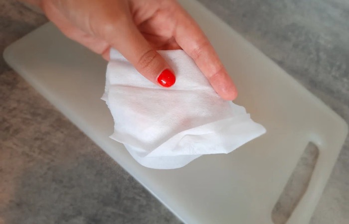 Влажное полотенце сделает головку комфортнее.