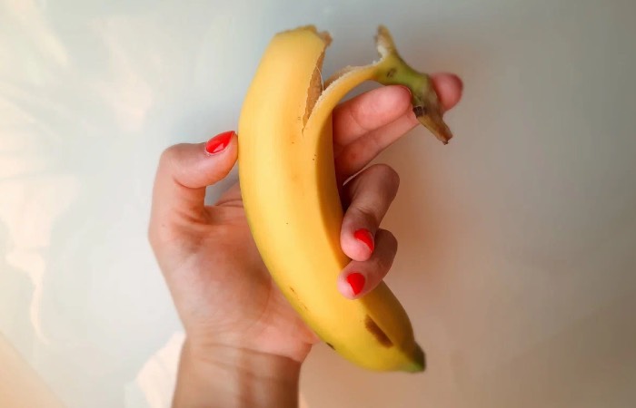 Бананы необходимо чистить со стороны хвостика.