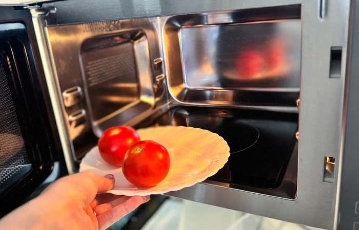 Научим легко чистить помидоры.