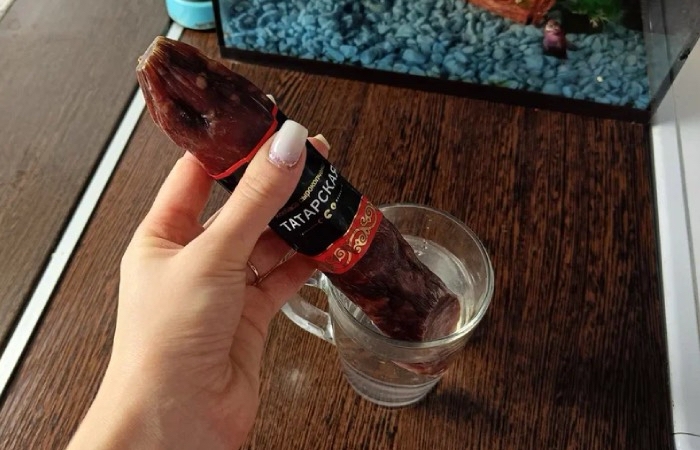 Быстро и легко чистим колбасу. Быстро и легко чистим колбасу.