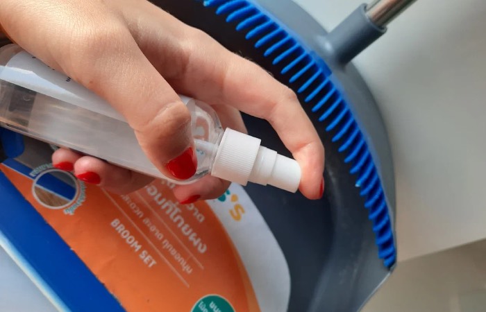 Вода облегчит процесс подметания.