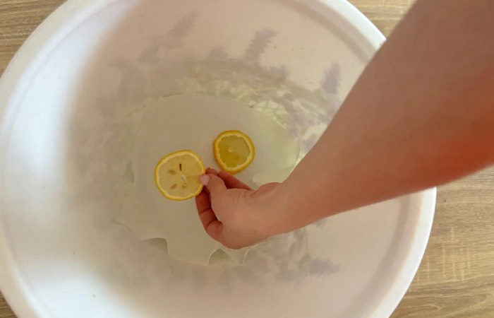 Ломтики лимона Устранят неприятный запах.