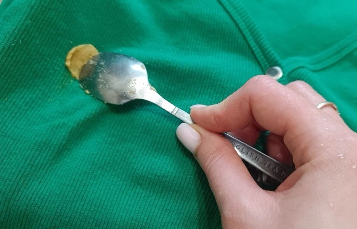 Горчичный порошок легко удалит жирное пятно.