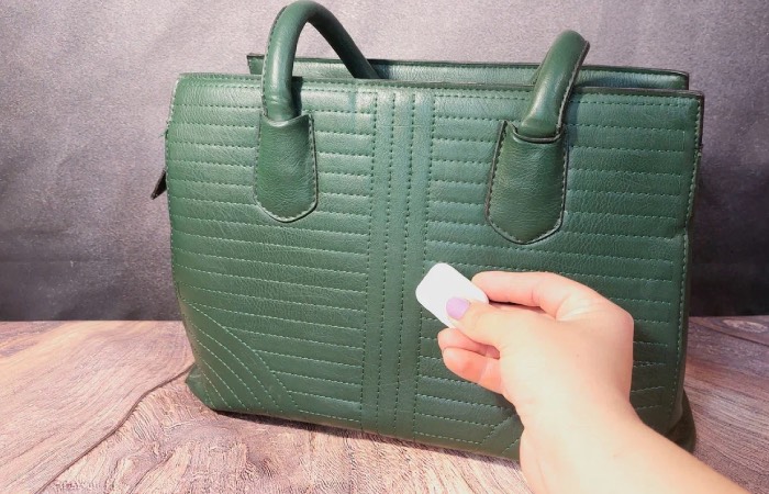 Ластик поможет очистить замшу. Ластик поможет очистить замшу.