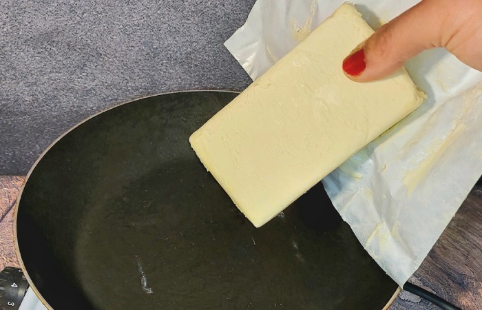 Масло стоит топить на сковороде. Масло стоит топить на сковороде.