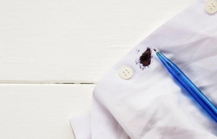 Санитайзер поможет устранить пятно от ручки. Санитайзер поможет устранить пятно от ручки.