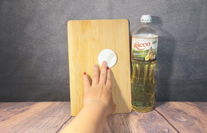 Масло легко устранит следы свекольного сока. Масло легко устранит следы свекольного сока.