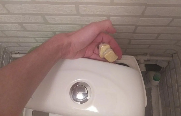 Чистим бочок унитаза. Чистим бочок унитаза.