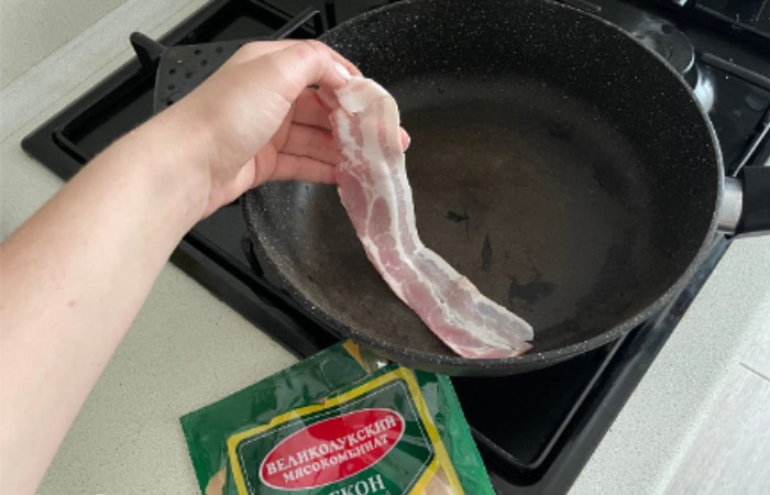 Бекон стоит жарить на холодной сковороде.