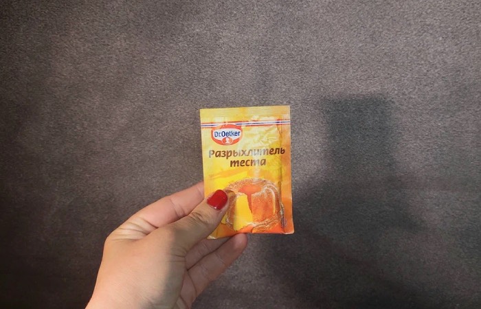 Разрыхлитель быстро очистит вашу плиту.