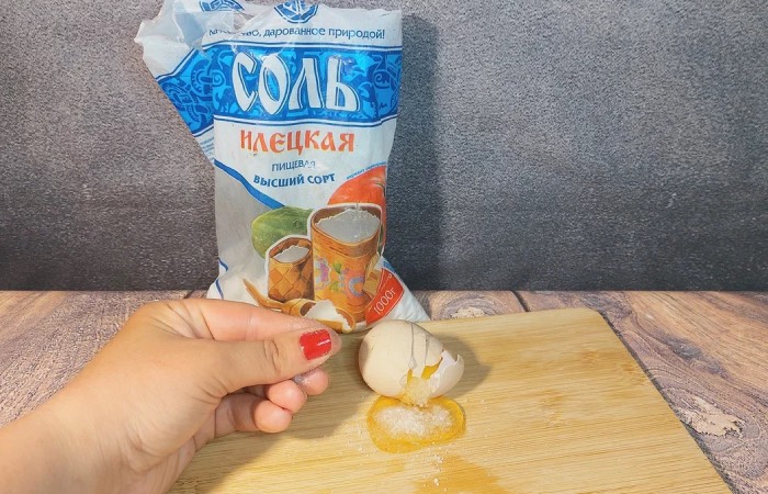 Соль поможет быстро собрать растекшееся яйцо.