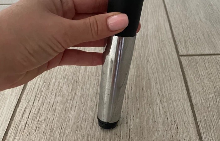 Используйте шарики, чтобы не оставить царапины на паркете.