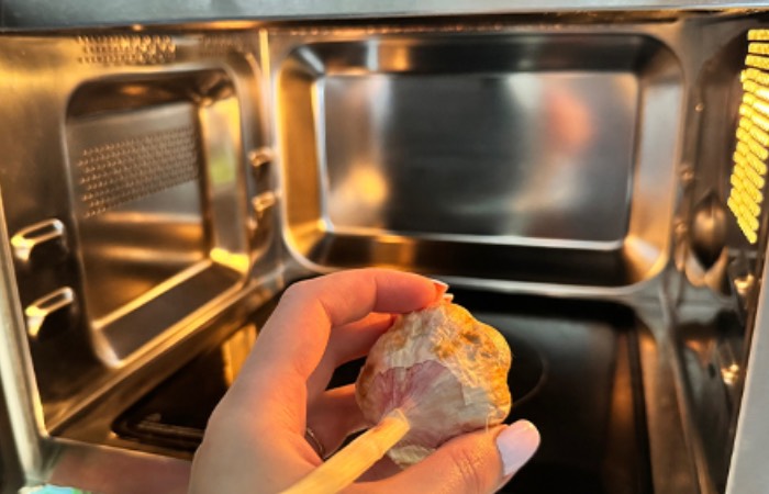 Самый простой способ почистить чеснок.