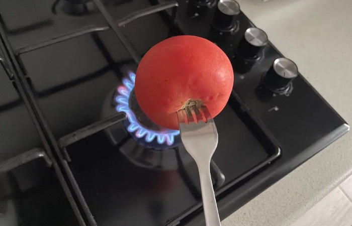 Самый простой способ убрать кожуру с томата.