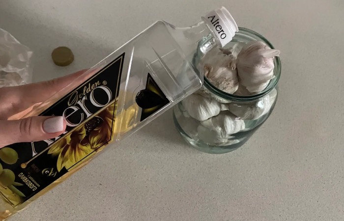 Масло поможет сохранить свежесть чеснока.