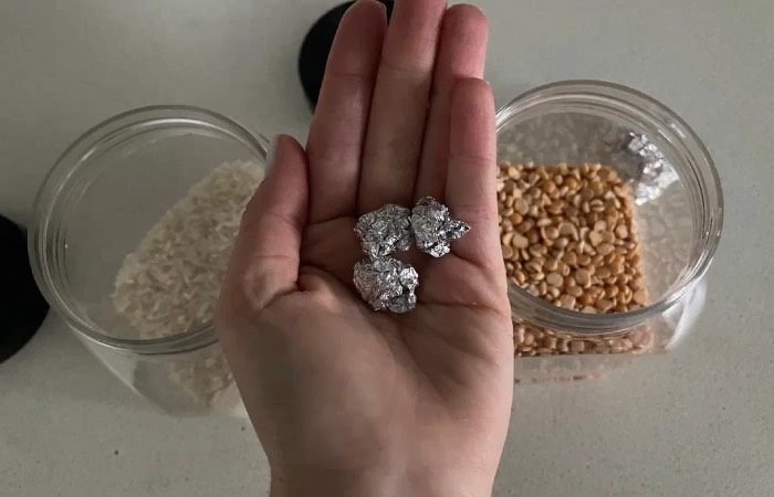 Фольга защитит крупы от жучков.