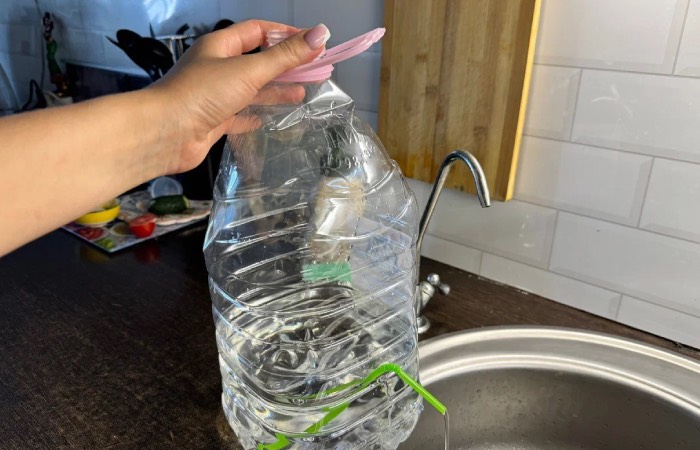 Самодельный рукомойник незаменим на природе.