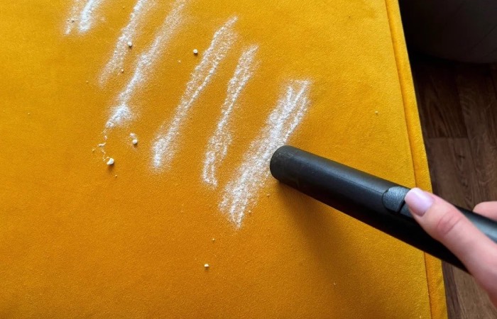 Сода легко впитает всю грязь с мягкой мебели.