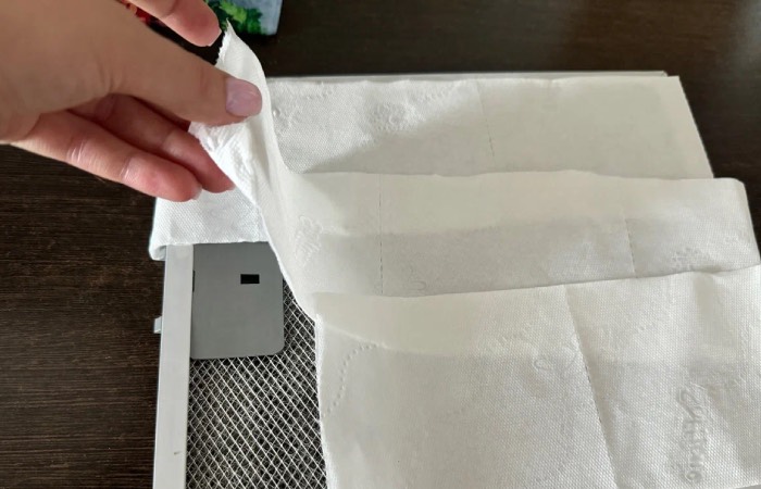 Бумажные полотенца избавят вас от необходимости мыть вытяжку.