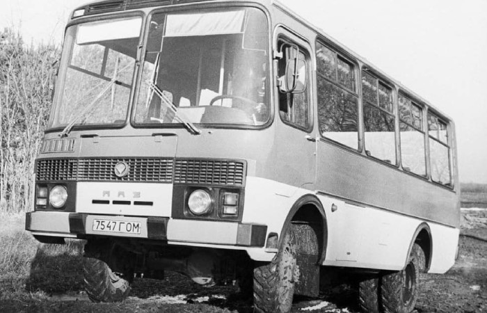 Советский автобус-внедорожник.