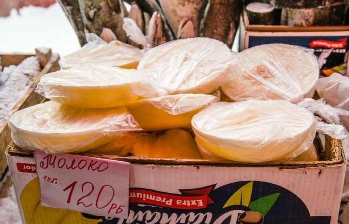 Молоко в форме блинов.