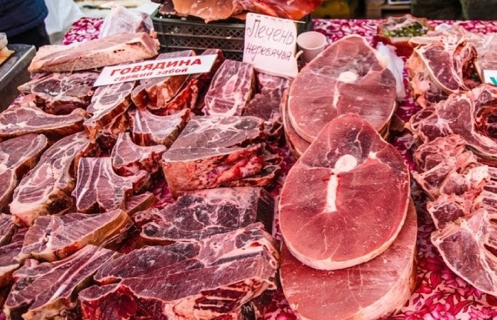 Стойки нарезают электропилой.