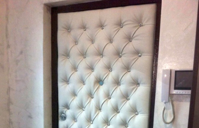 Современные модели дерматиновых дверей.