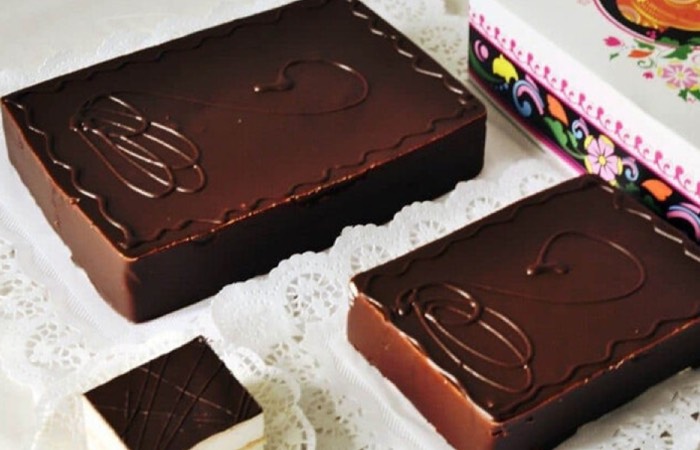 Торт сильно проигрывал конфетам по вкусу.