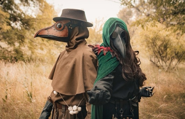 Современные костюмы имеют мало общего с реальными масками Чумных докторов.