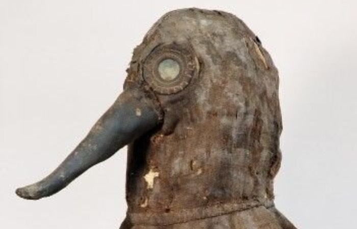 Нос маски был необходим для защиты дыхательных путей врачей.