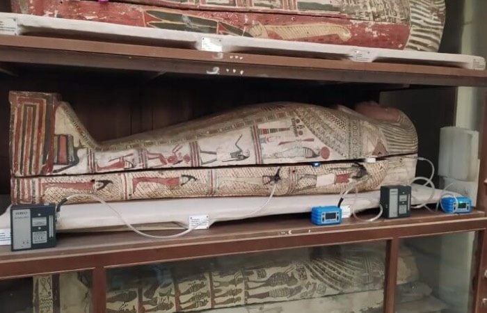 Приборы по измерению запаха мумий.