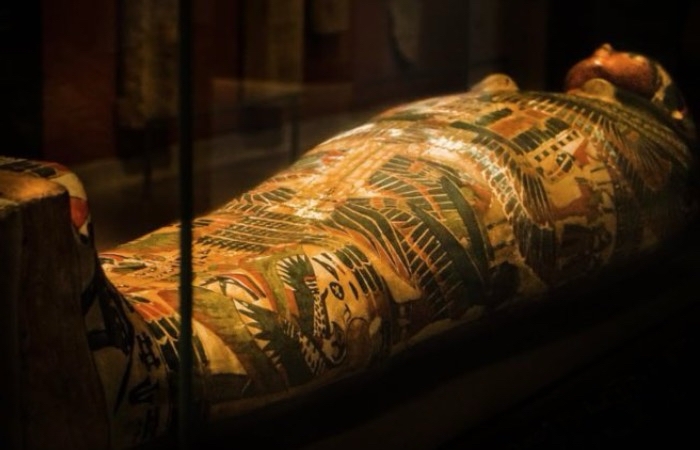 Саркофаг удерживал запахи масел и воска.