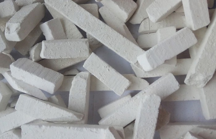 Каждый школьник хоть раз грыз мел.