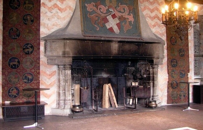 Средневековый камин.