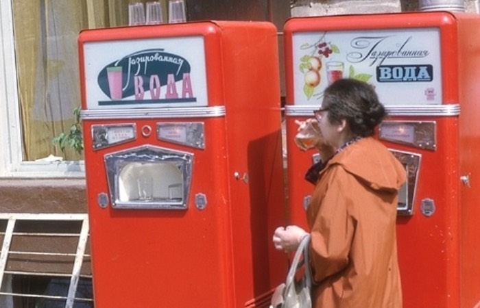 Граненые стаканы использовали в автоматах с газированной водой. Граненые стаканы использовали в автоматах с газированной водой.