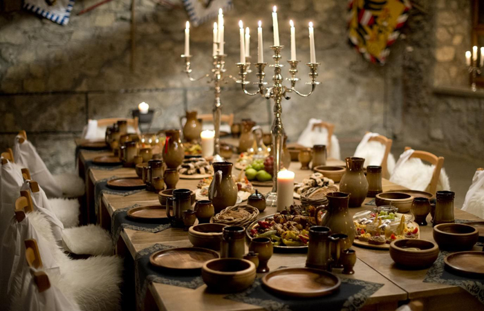 Почему в Средневековье сыр ели в конце трапезы? Почему в Средневековье сыр ели в конце трапезы?