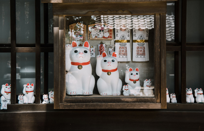 Почему в Японии любят кошек манэки?