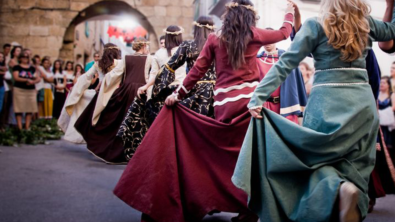 Зачем женщины носили наряды со шлейфом? / Фото: alpaca-shop.ru Зачем женщины носили наряды со шлейфом? / Фото: alpaca-shop.ru