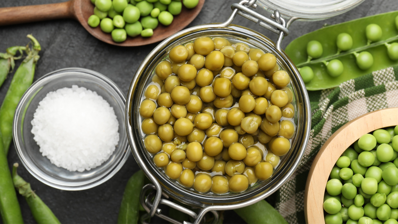 Как можно использовать рассол от зеленого горошка? / Фото: lifehacker.ru Как можно использовать рассол от зеленого горошка? / Фото: lifehacker.ru