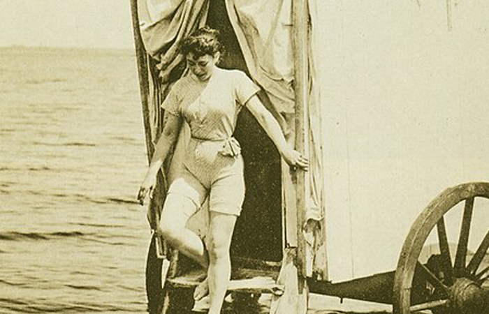 Дама могла воспользоваться услугами смотрителя, если не умела плавать.