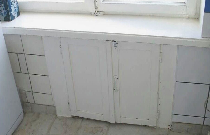 Ниша под окном имела две полки и систему вентиляции.