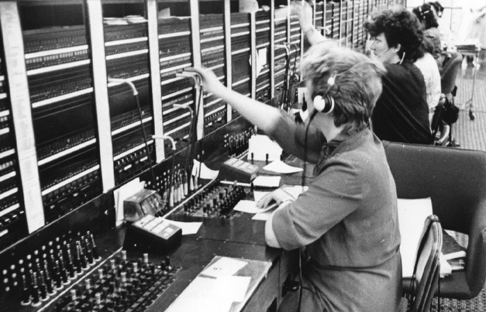 Каждый разговор начинался с речи телефонистки.