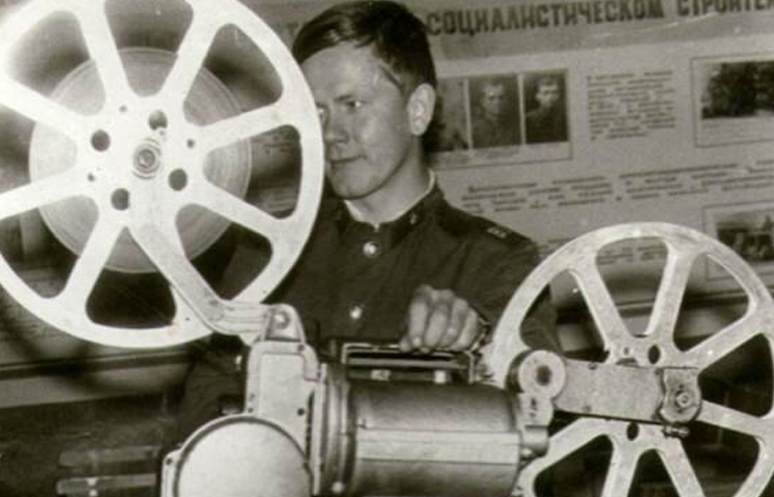 Киномеханик мог определить сбой в темноте по звуку.