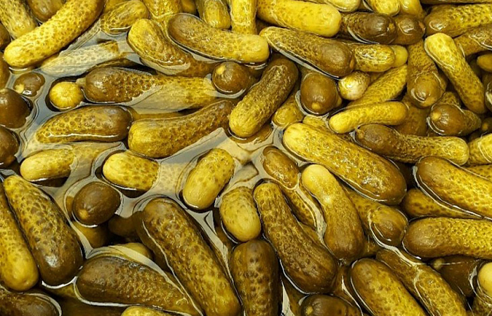 Маринованные огурцы американцы добавляют в гамбургеры и используют в качестве гарнира к мясу.