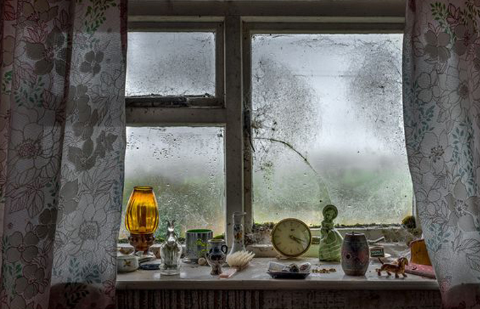 Поваренная соль отлично впитывала влагу межу рамами.